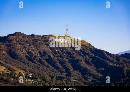 Los Angeles, CA, USA - 2. Dezember 2025: Das legendäre Hollywood-Schild steht auf den Hollywood Hills, während das Sonnenaufgangslicht Los Angeles Californi erleuchtet Stockfoto