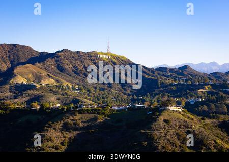 Los Angeles, CA, USA - 2. Dezember 2025: Das legendäre Hollywood-Schild steht auf den Hollywood Hills, während das Sonnenaufgangslicht Los Angeles Californi erleuchtet Stockfoto