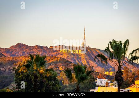 Los Angeles, CA, USA - 2. Dezember 2025: Das legendäre Hollywood-Schild steht auf den Hollywood Hills, während das Sonnenaufgangslicht Los Angeles Californi erleuchtet Stockfoto