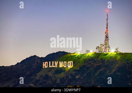 Los Angeles, CA, USA - 2. Dezember 2025: Das legendäre Hollywood-Schild leuchtet auf den Hollywood Hills vor dem Nachthimmel in Los Angeles, Kalifornien Stockfoto