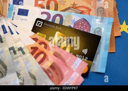 KIEW, UKRAINE - 28. JANUAR 2026 Deutsche Bank Karte und deutsche Euro-Geldscheine auf dem Tisch Nahaufnahme. Die Deutsche Bank ist die beliebteste Bank in Deutschland Stockfoto