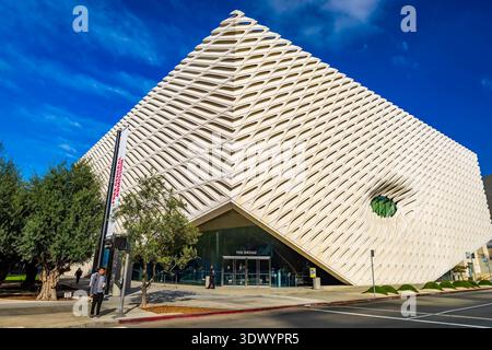 Los Angeles, CA, USA - 03. Dezember 2025: Moderne architektonische Fassade des breiten Museums in Los Angeles am sonnigen Tag Stockfoto