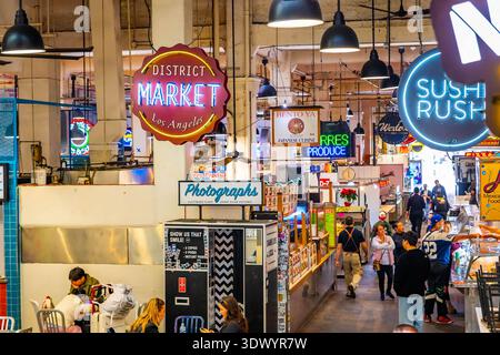 Los Angeles, CA, USA - 03. Dezember 2025: Pulsierendes Inneres des Grand Central Market in der Innenstadt von Los Angeles mit leuchtenden Neonseufzern Stockfoto