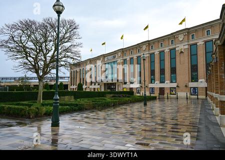 Manchester, Großbritannien, 28. Februar 2026: Trafford Centre Manchester nasse Pflaster führt zum Selfridges Store Stockfoto