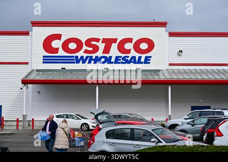 Manchester, Großbritannien, 28. Februar 2026: Costco-Großhandelsgeschäft Trafford Park Manchester Leute laden Auto mit Einkaufswagen Stockfoto