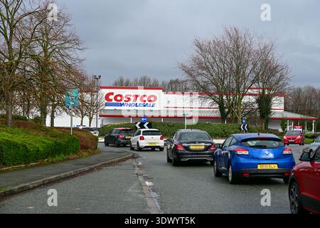 Manchester, Großbritannien, 28. Februar 2026: Costco-Großhandelsgeschäft Trafford Park Manchester UK, wo Autos in der Warteschlange stehen, die zu Ladengeschäften entlang der Straße führen Stockfoto