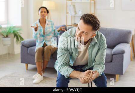 Wütende Frau, Die Zu Hause Den Ehemann Anruft Stockfoto