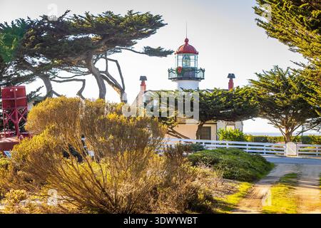 Sonniger Blick auf den Point Pinos Lighthouse entlang der felsigen Küste von Monterey mit Blick auf den Pazifik in Kalifornien Stockfoto