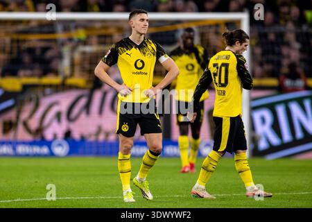 DORTMUND, DEUTSCHLAND - 28. FEBRUAR: Nico Schlotterbeck von Borussia Dortmund und Marcel Sabitzer von Borussia Dortmund treffen sich nach dem Bundesliga-Spiel zwischen Borussia Dortmund und FC Bayern München am 28. Februar 2026 im Signal Iduna Park in Dortmund. (Foto: Rene Nijhuis) Stockfoto