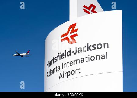 Einfahrtsschild am internationalen Flughafen Hartsfield-Jackson Atlanta mit Delta Air Lines Jet vom Flughafen in Atlanta, Georgia. (USA) Stockfoto