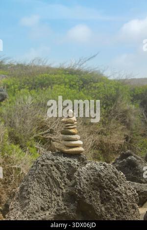 Zen Stone cairns an der Vulkanküste im Nationalpark Shete Boka Curacao Stockfoto