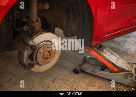 Autobremsreparatur Am Hydraulikheber Auto Service Wartung Werkstatt Großaufnahme Stockfoto