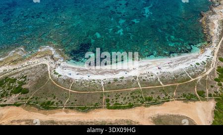 Atemberaubender Blick von oben auf den berühmten Strand Arutas auf der Sinis-Halbinsel. Das Foto erfasst den lebendigen Kontrast zwischen dem kristallklaren Bild Stockfoto