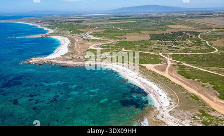Atemberaubendes Panorama von Arutas Strand, bekannt für seine einzigartigen weißen Quarzkörner. Das Bild hebt den Kontrast zwischen dem kristallklaren Bild hervor Stockfoto