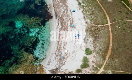 Atemberaubender Blick von oben auf den berühmten Strand Arutas auf der Sinis-Halbinsel. Das Foto erfasst den lebendigen Kontrast zwischen dem kristallklaren Bild Stockfoto