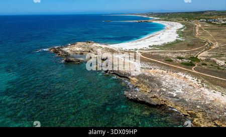 Atemberaubendes Panorama von Arutas Strand, bekannt für seine einzigartigen weißen Quarzkörner. Das Bild hebt den Kontrast zwischen dem kristallklaren Bild hervor Stockfoto