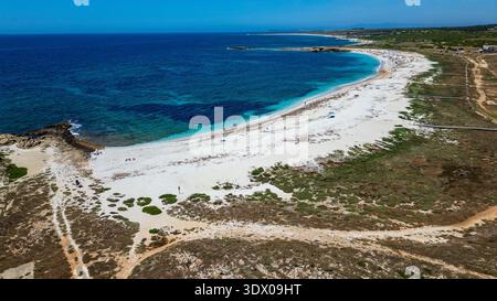 Atemberaubendes Panorama von Arutas Strand, berühmt für seine einzigartigen weißen Quarzkörner, die Reiskörner ähneln. Das Bild zeigt kristallklare wa Stockfoto