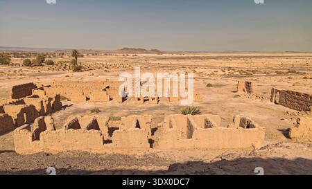 174 die raue Wüstensonne erleuchtet die lehmziegel, die gerammte Erde (Pisé) und die Schlammreste eines ehemaligen Forts der französischen Fremdenlegion. Ksar Guedim-Marokko. Stockfoto
