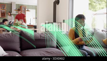 Sitzende Frau in Senfpullover, Lesetelefon auf Sofa im Wohnzimmer, grüner Überzug, Kopierraum Stockfoto