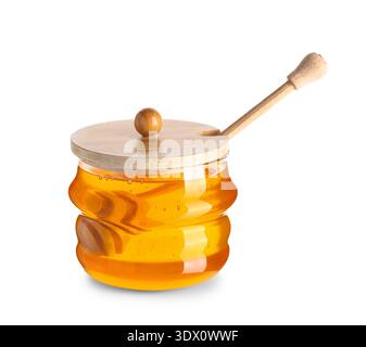 Ein Glas Honig mit einem Holzlöffel isoliert auf weißem Hintergrund Stockfoto