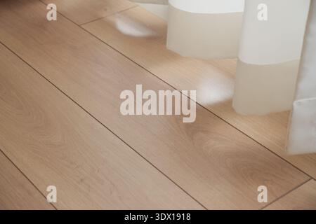 Licht auf Holzboden in der Nähe des Vorhangs Stockfoto