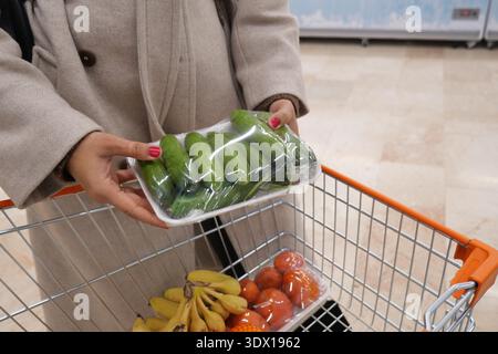 Gemüse kaufen im Winter im Supermarkt Stockfoto