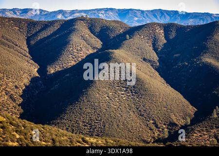 Panoramablick auf den Pinnacles National Park, die grünen Hügel und die natürliche Landschaft Kaliforniens an einem klaren, sonnigen Tag Stockfoto