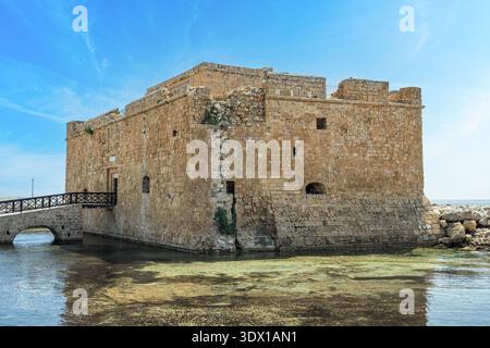Mittelalterliche Burg am Meer in Paphos, Zypern, Eine Küstenfestung mit reicher Geschichte und Schönheit Stockfoto