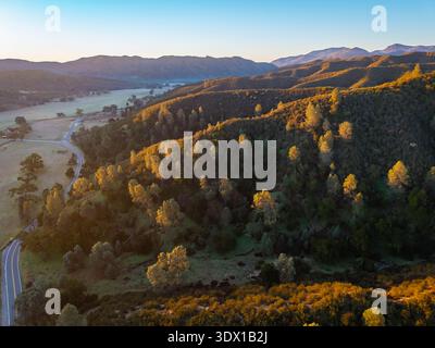 Dieser atemberaubende Blick aus der Luft fängt die vulkanischen Felsenspitzen und Gipfel des Pinnacles National Park bei Sonnenaufgang ein Stockfoto