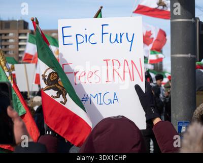 Ein Demonstrant hält ein Schild mit der Aufschrift „Epic Fury befreit IRAN“ bei einer Kundgebung für einen freien Iran in Toronto, Kanada, nach dem US-israelischen Angriff auf das islamische Regime. Stockfoto
