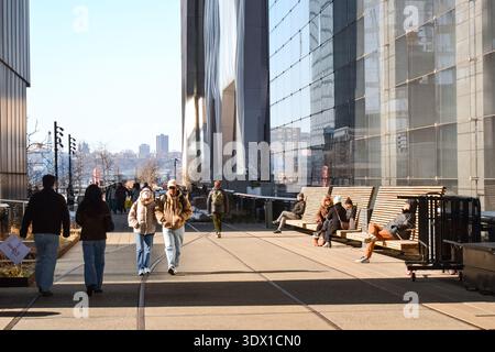 New York City, USA – 14. Februar 2026: Menschen gehen entlang der High Line mit Hudson Yards Architektur im Hintergrund. Stockfoto