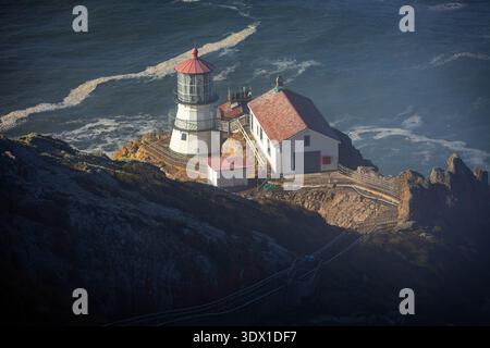 Panoramablick auf den historischen Point Reyes Lighthouse in Kalifornien mit zerklüfteten Küstenklippen, Meereswellen und natürlicher Küstenlandschaft Stockfoto