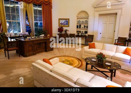 Simi Valley, CA, USA – 29. November 2025: Nachbildung des Oval Office des Weißen Hauses in der Ronald Reagan Presidential Library in Kalifornien Stockfoto