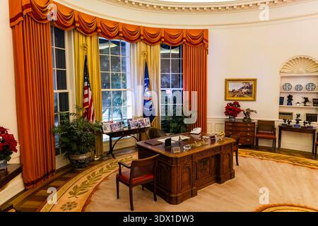 Simi Valley, CA, USA – 29. November 2025: Nachbildung des Oval Office des Weißen Hauses in der Ronald Reagan Presidential Library in Kalifornien Stockfoto