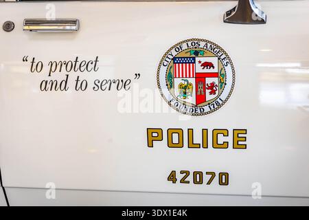 Simi Valley, CA, USA - 29. November 2025: Nahaufnahme des Polizeiaufklebers der Stadt Los Angeles mit offiziellem Emblem und Schriftzug auf dem Patrouillenfahrzeug Stockfoto
