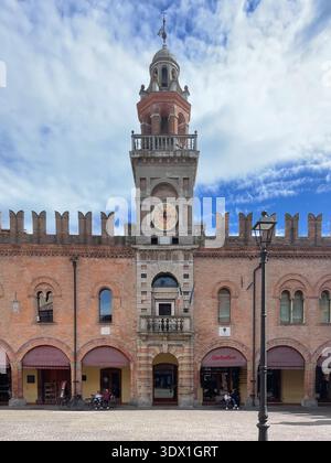 Uhrenturm der mittelalterlichen Stadt Cento, Ferrara, Italien Stockfoto