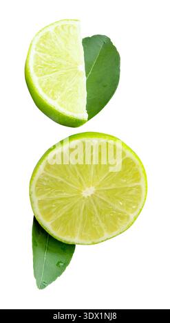 Vorderansicht Satz frischer grüner Zitronenfrüchte in der Hälfte und Viertel oder Stück mit grünen Blättern ist auf weißem Hintergrund mit Schnittpfad isoliert. Stockfoto