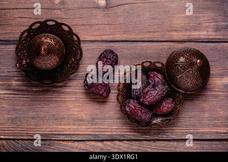 Getrocknete Datteln, Obst und Kaffee. Beliebte Frucht des Ramadans. Draufsicht. Stockfoto