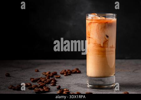 Eiskaffee in einem Glas mit Sahne übergossen. Kalter Sommerdrink. Stockfoto
