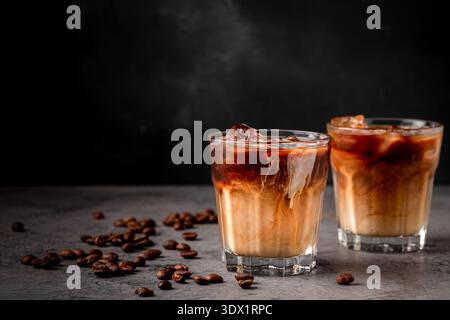 Eiskaffee in einem Glas mit Sahne übergossen. Kalter Sommerdrink. Stockfoto