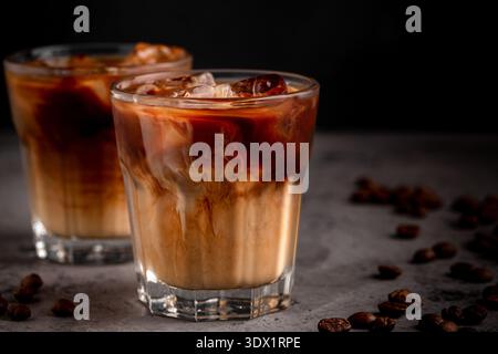 Eiskaffee in einem Glas mit Sahne übergossen. Kalter Sommerdrink. Stockfoto