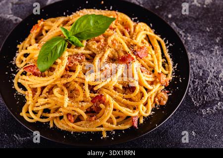 Hausgemachte сarbonara-Pasta mit Pancetta, Ei, hartem Parmesankäse und Sahne-Sauce, selektiver Fokus Stockfoto