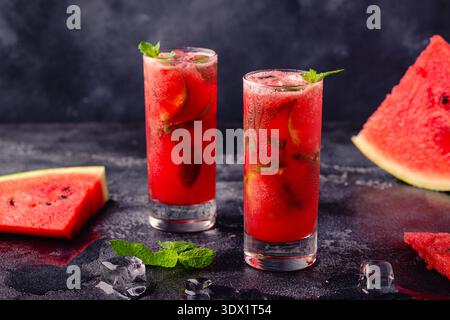 Alkoholischer oder alkoholfreier Cocktail mit Wassermelone, Mojito-Cocktail mit Minze und Limette. Stockfoto