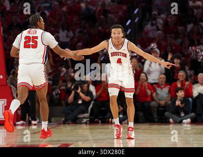 Houston, Texas, USA. Februar 2026. Houston bewacht MERCY MILLER (25) und KINGSTON FLEMINGS (4) während eines College-Basketballspiels zwischen den Houston Cougars und den Colorado Buffaloes am 28. Februar 2026 in Houston, Texas. Houston gewann 102:62. (Kreditbild: © Scott Coleman/ZUMA Press Wire) NUR REDAKTIONELLE VERWENDUNG! Nicht für kommerzielle ZWECKE! Stockfoto