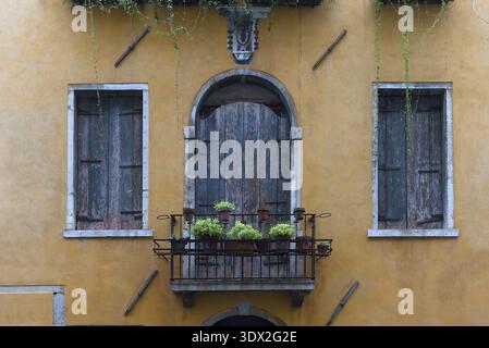 Geschlossene Fenster und Balkon eines alten Wohngebäudes in der Altstadt, Venedig, Venetien, Italien Stockfoto