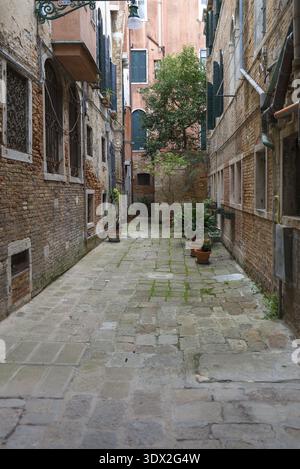 Innenhof zwischen Wohnhäusern in der Altstadt, Venedig, Venetien, Italien Stockfoto