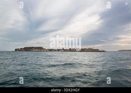 Blick von der Dakar-Goree Fähre auf der Goree Insel. Senegal Stockfoto