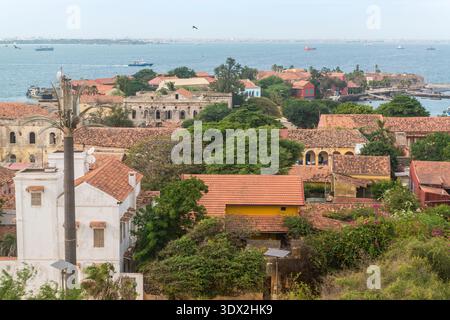 Blick vom Castel Plateau des Hafens Goree auf der Nordseite mit Hafen. Senegal. Dakar im Hintergrund Stockfoto