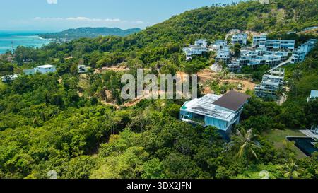 Blick von der Drohne auf tropische Villen am Hügel, umgeben von Dschungel auf Koh Samui Insel Thailand Stockfoto
