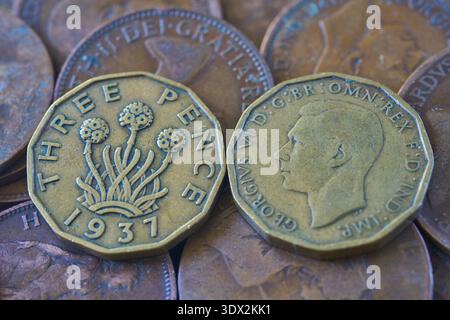 Eine Nahaufnahme alter drei-Pence-Münzen. Stockfoto